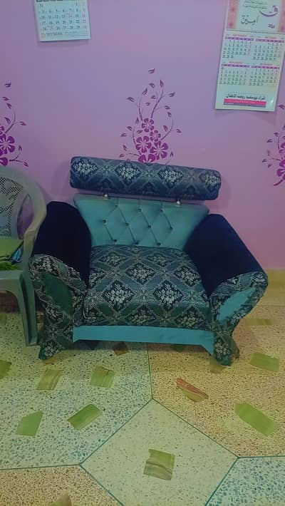 stylish sofa set good condition 2 legs/feet need Minor Repair 7 seater