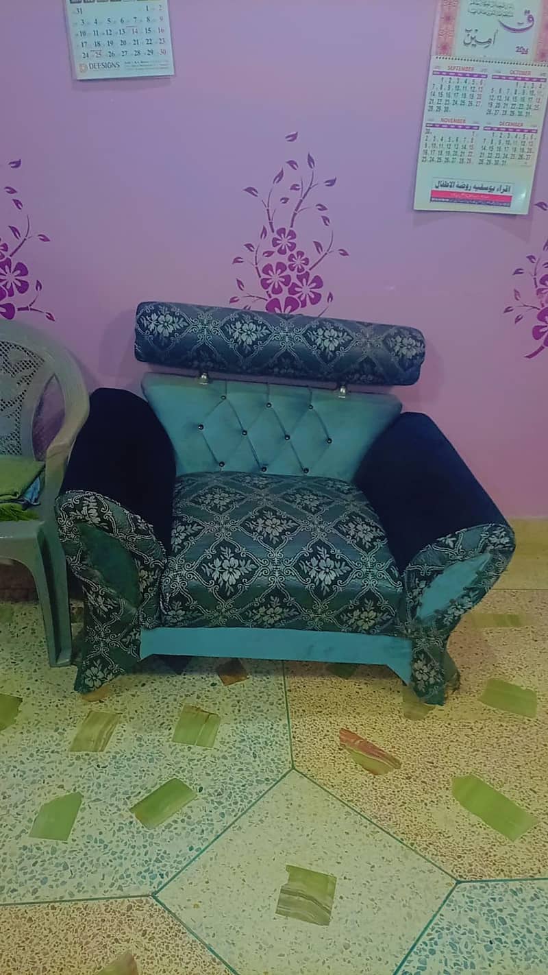 stylish sofa set good condition 2 legs/feet need Minor Repair 7 seater 0