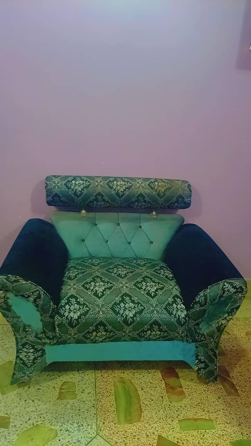 stylish sofa set good condition 2 legs/feet need Minor Repair 7 seater 2
