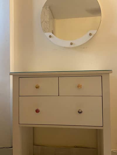 dressing table and mirror