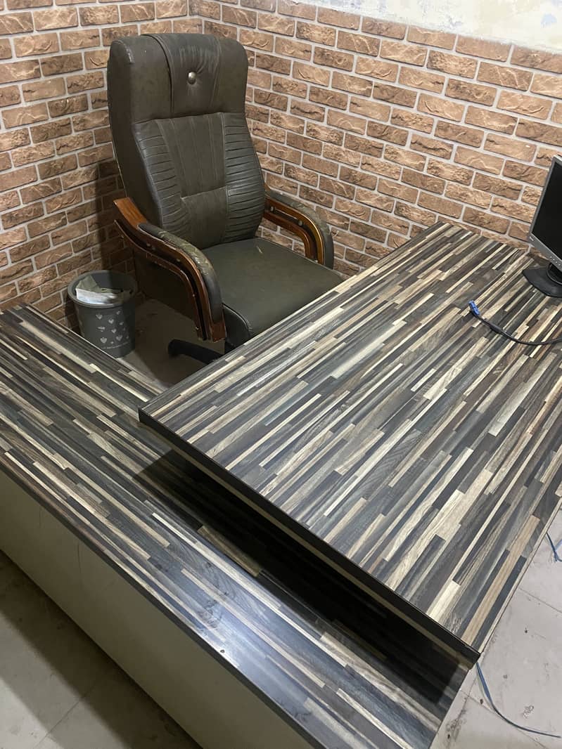 Office table / computer table - good condition 2