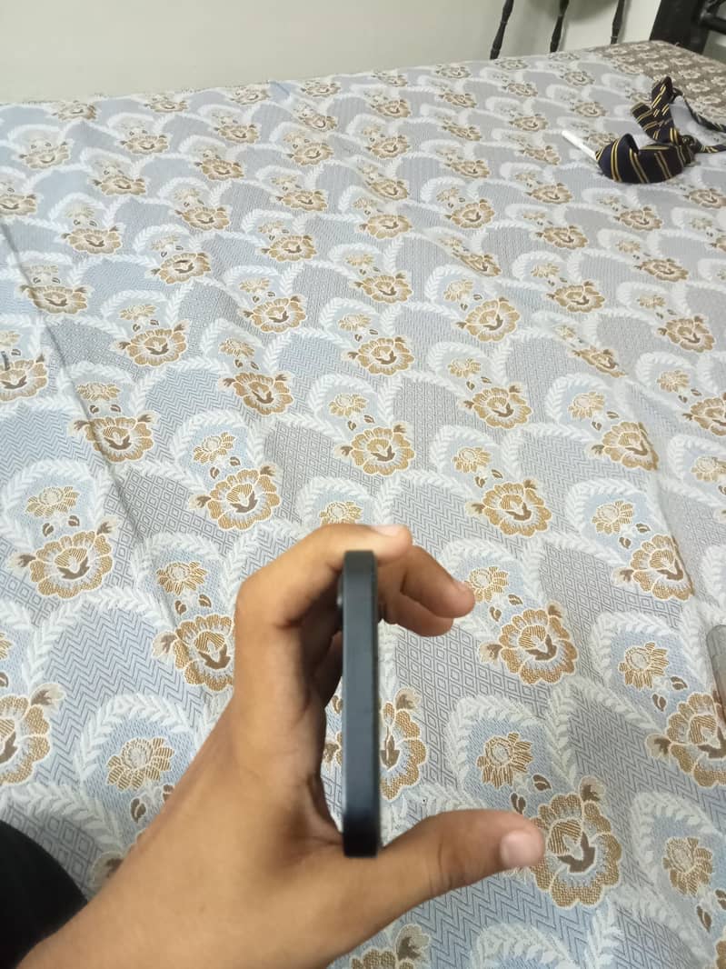 Apple iPhone 16e 1