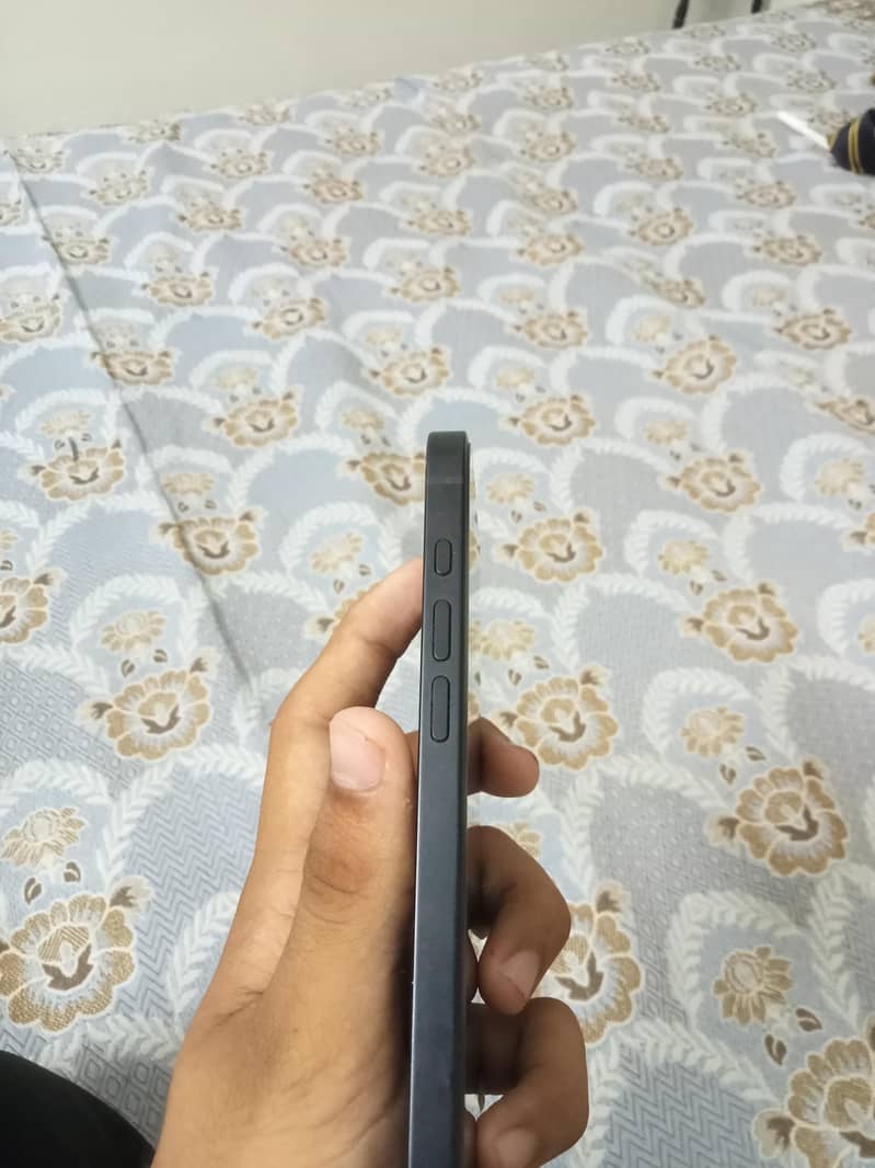 Apple iPhone 16e 2