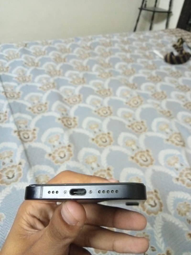 Apple iPhone 16e 4
