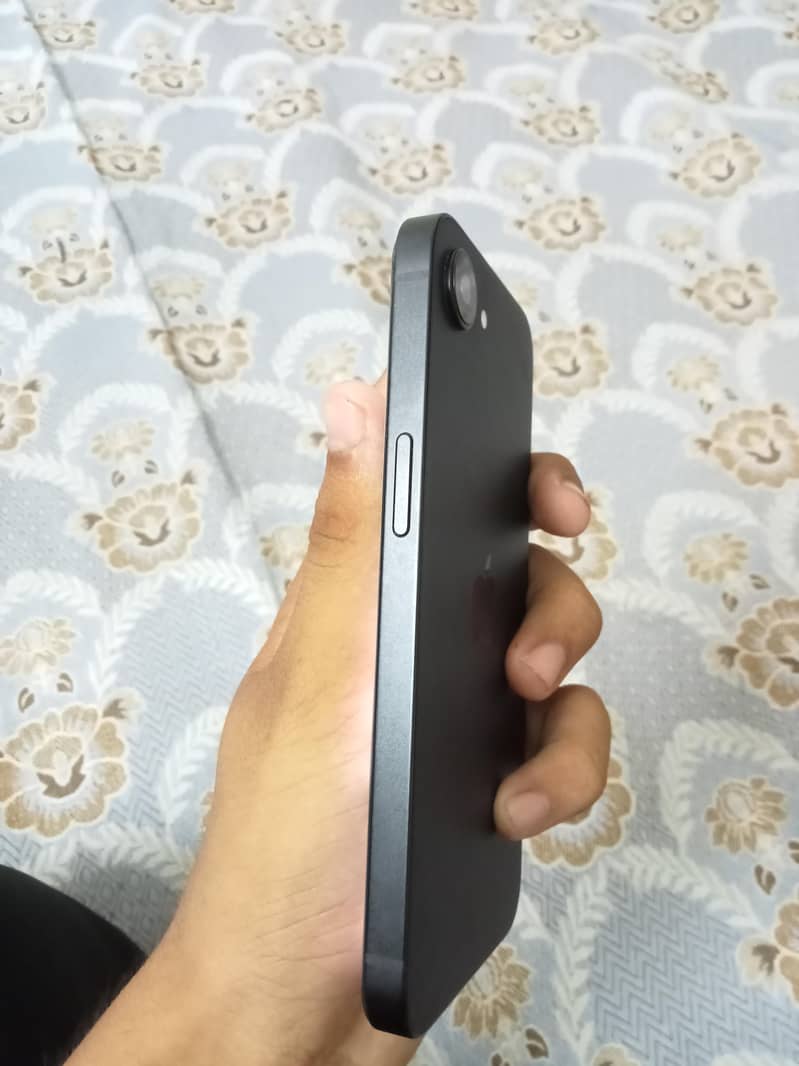 Apple iPhone 16e 5