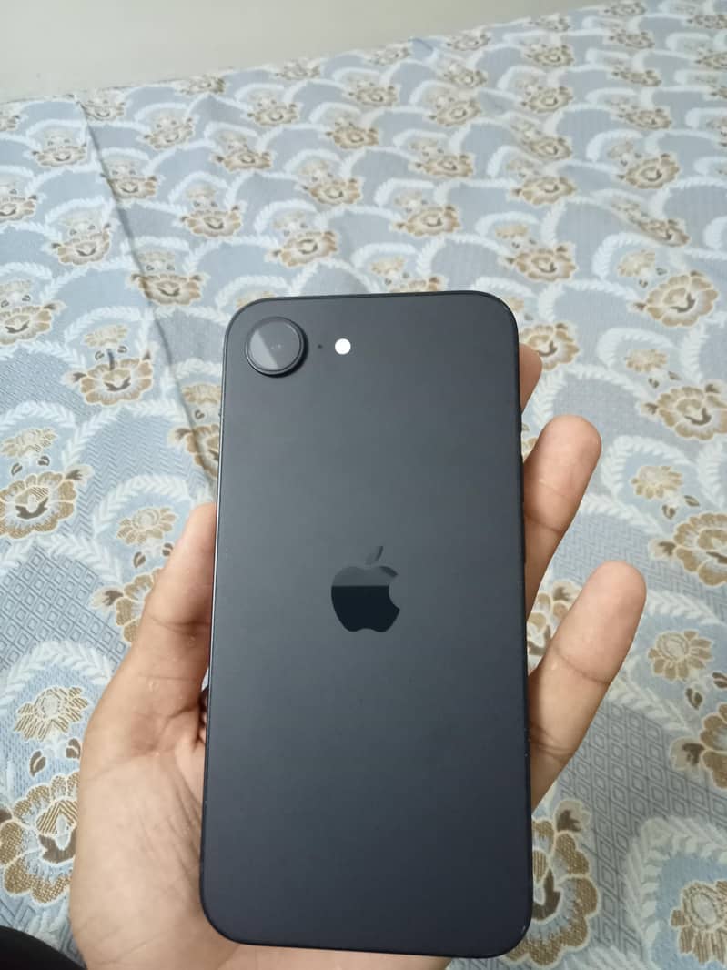 Apple iPhone 16e 6