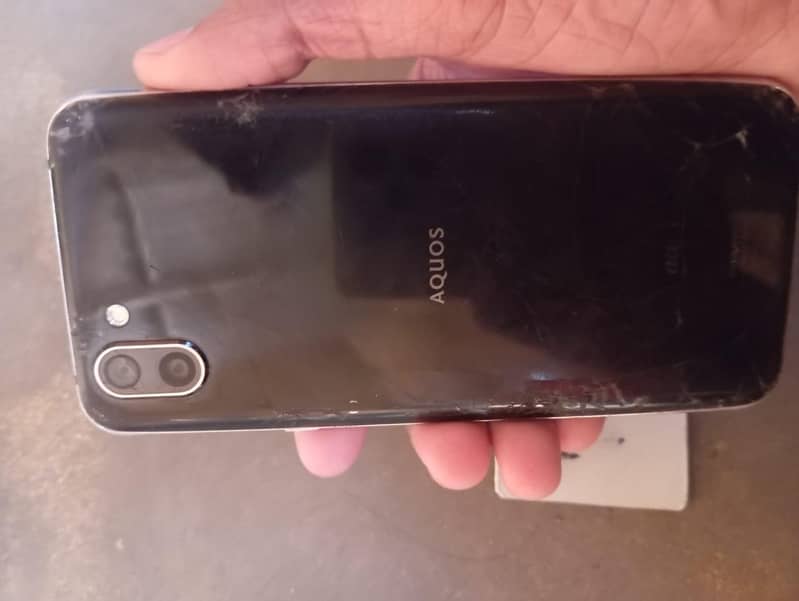 Sharp Aquos R2 4