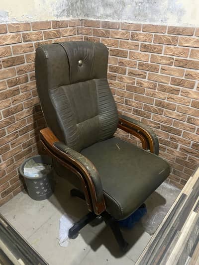 Revolving Office Chair – Comfortable & Excellent Condition