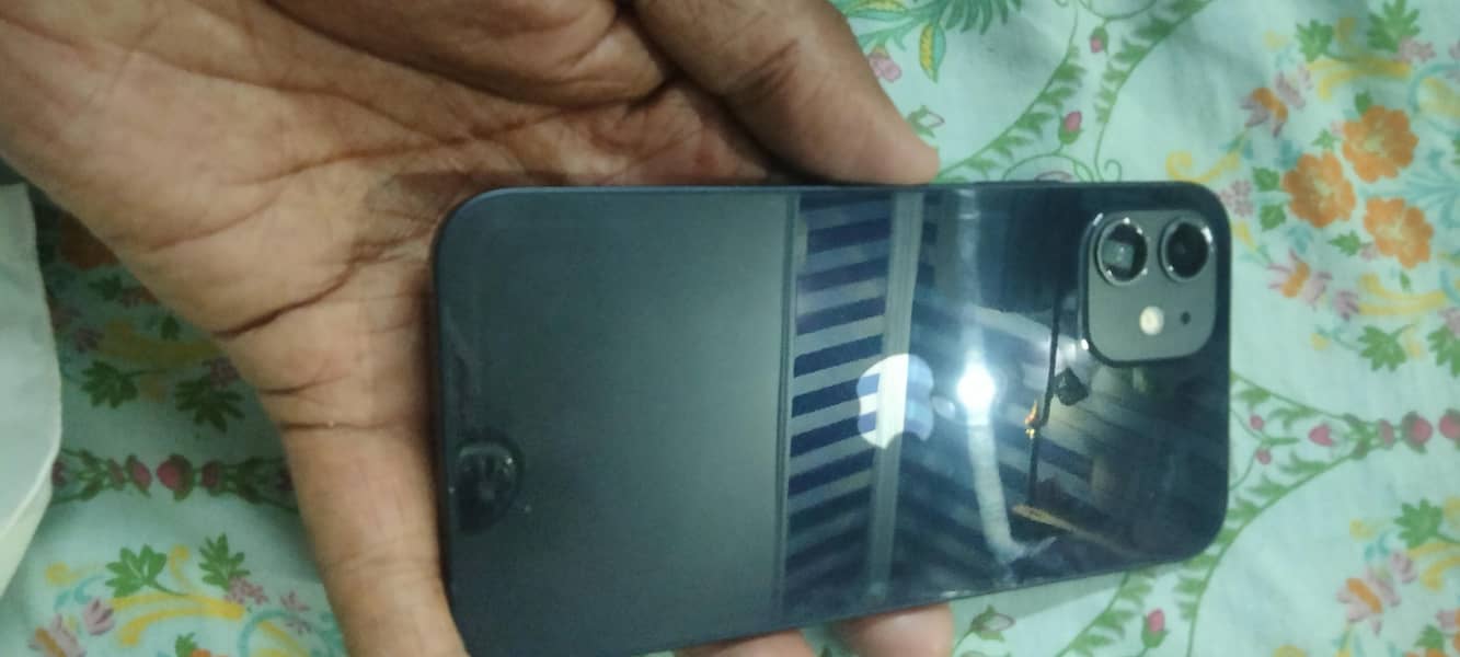 Apple iPhone 12 4