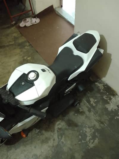 WHITE & BLACK HEAVY BIKE FOR SALE