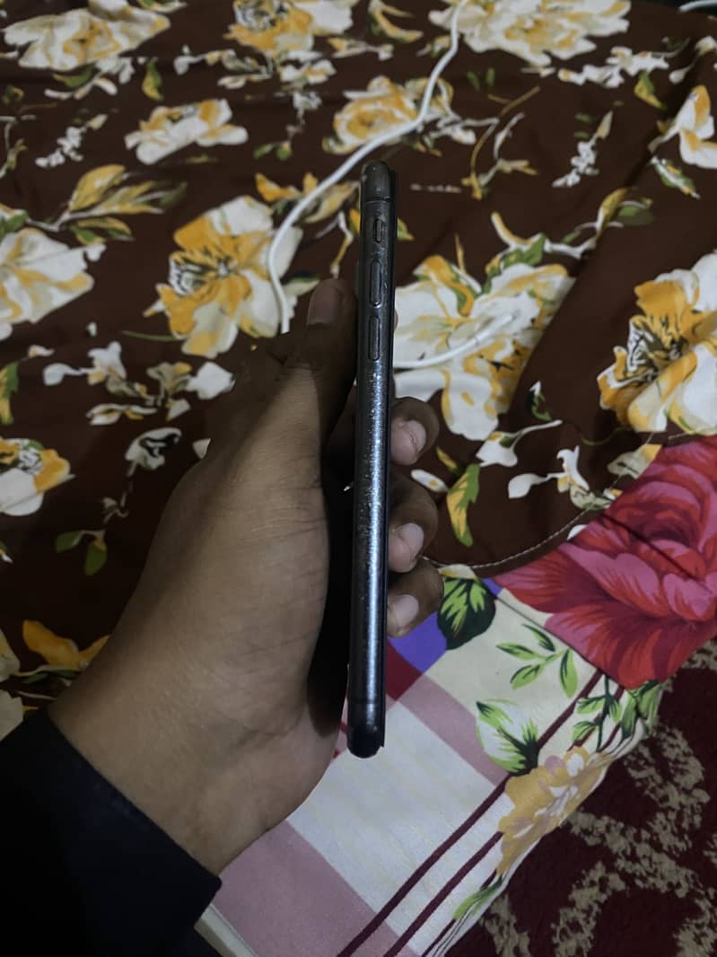 Apple iPhone X 4