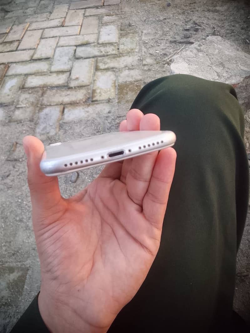 Apple iPhone 7 3
