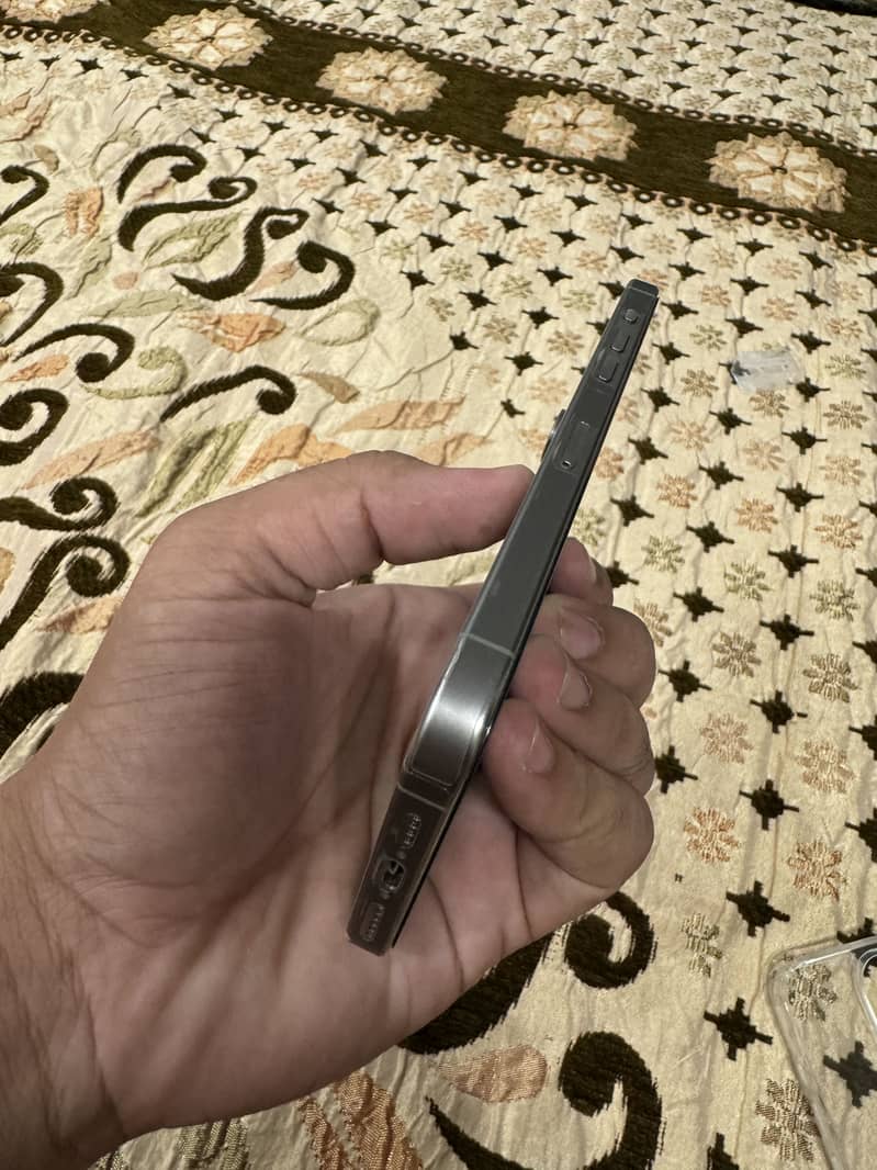 Apple iPhone 15 Pro Max 3