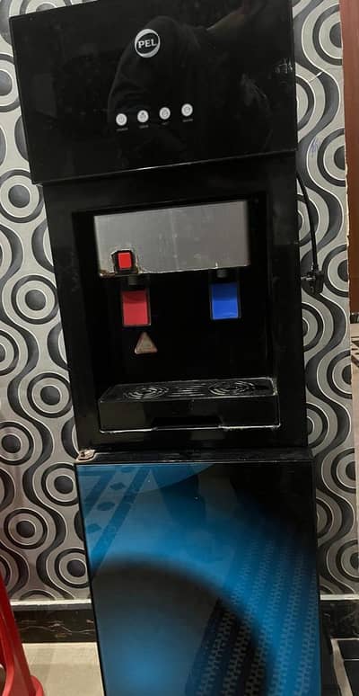 Pel water dispenser
