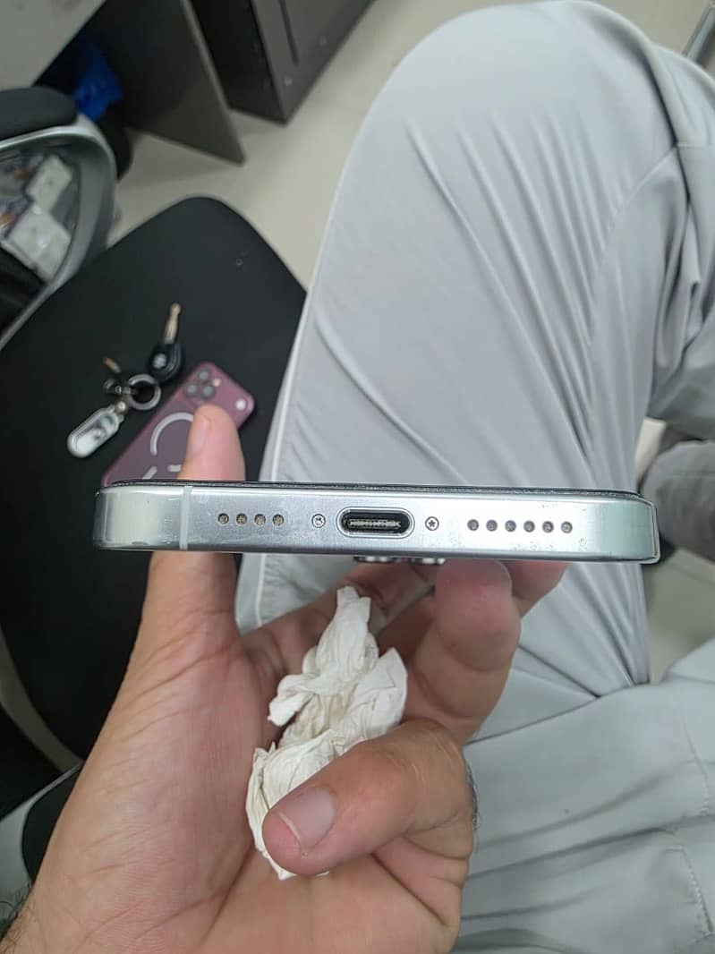 Apple iPhone 16 Pro Max 1