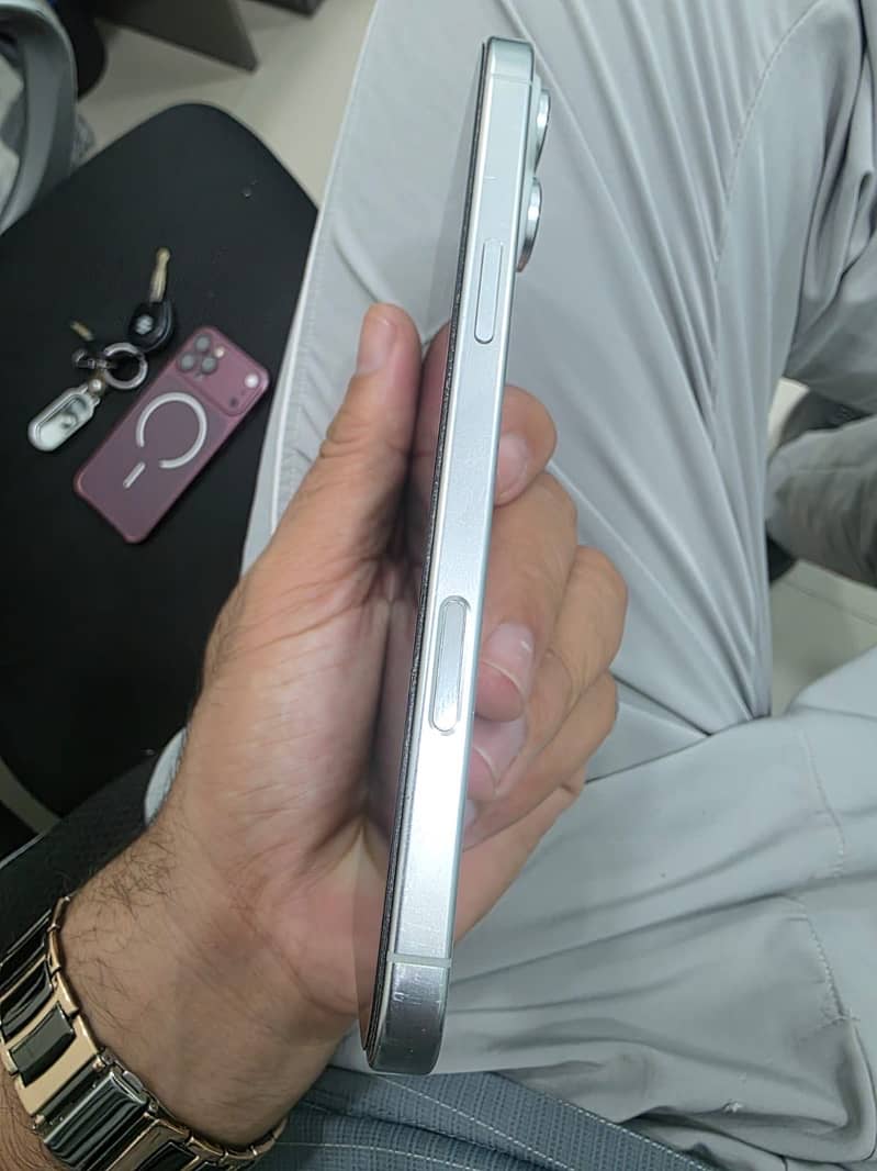 Apple iPhone 16 Pro Max 3