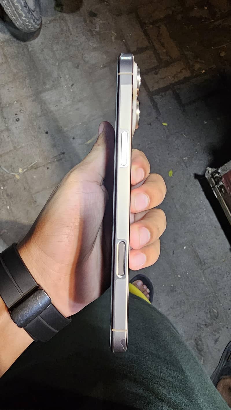 Apple iPhone 16 Pro Max 0