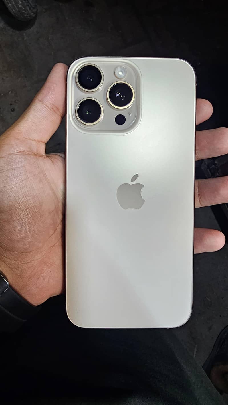 Apple iPhone 16 Pro Max 1