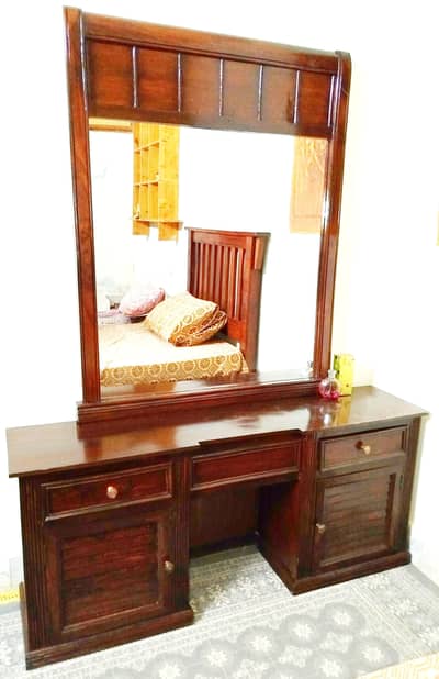 Elegant Style Wooden Dressing Table