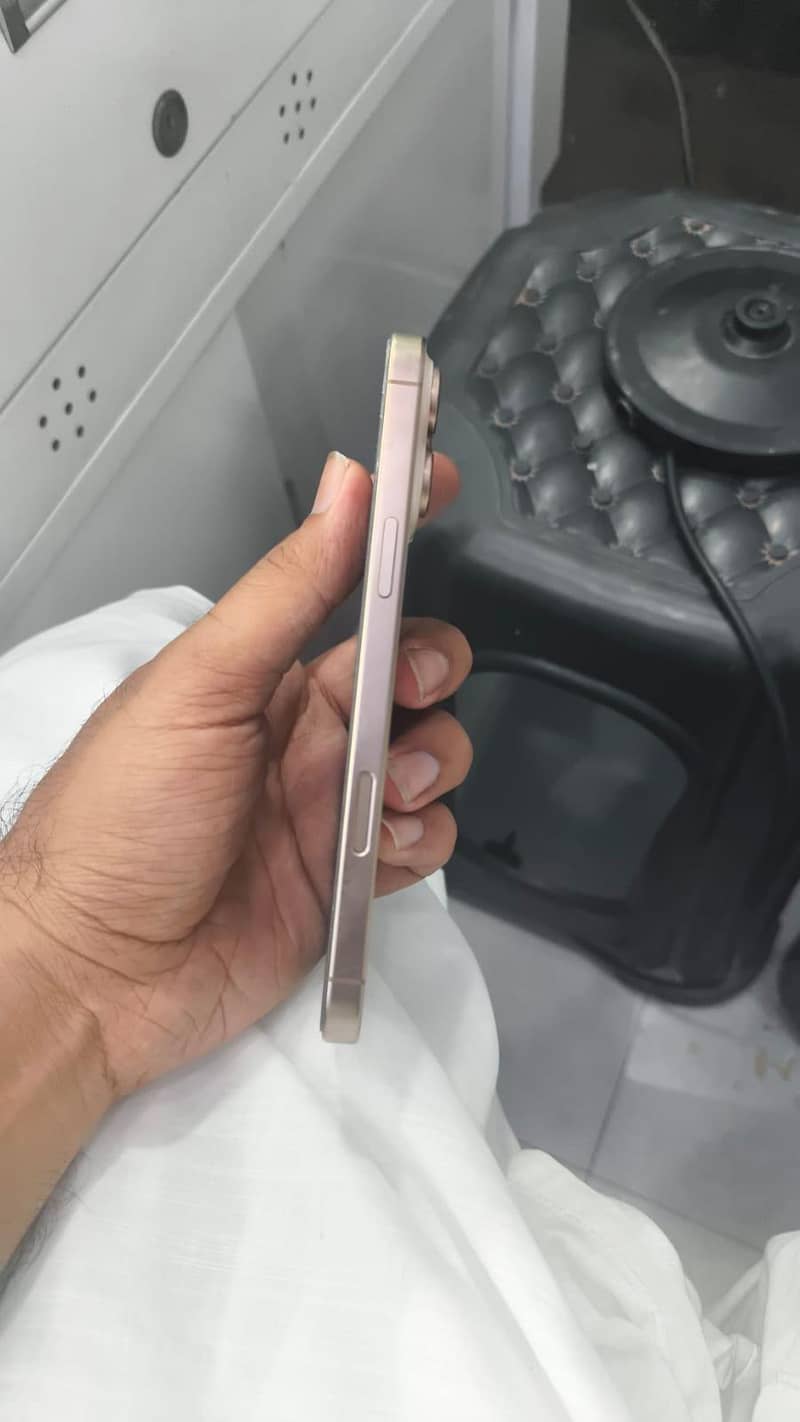 Apple iPhone 16 Pro Max 2