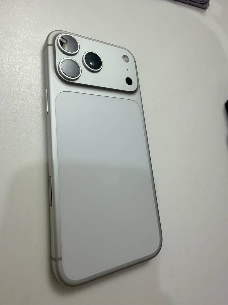 Apple iPhone 17 Pro Max 2