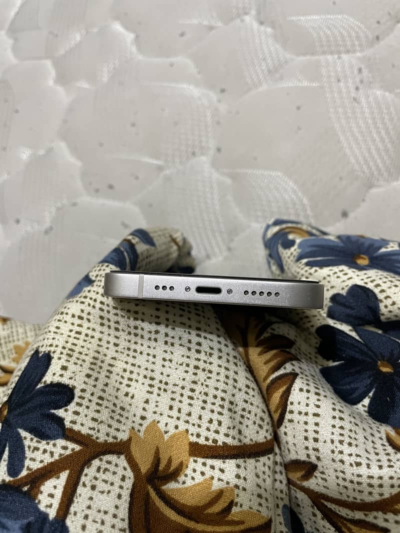 Apple iPhone 14 3