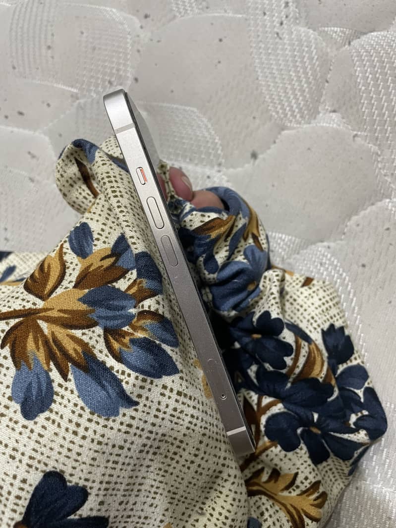 Apple iPhone 14 4