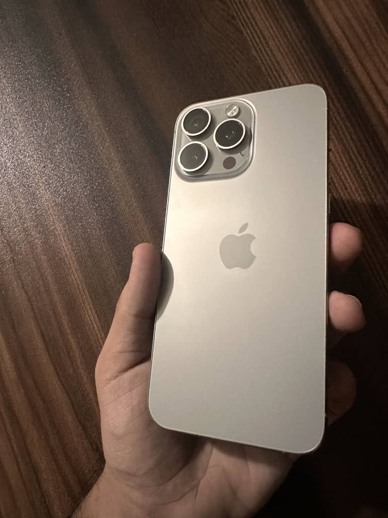 Apple iPhone 15 Pro Max 9