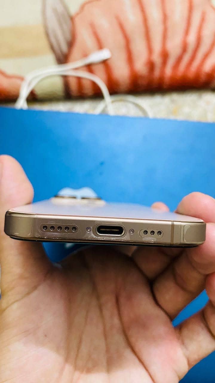Apple iPhone 16 Pro 3