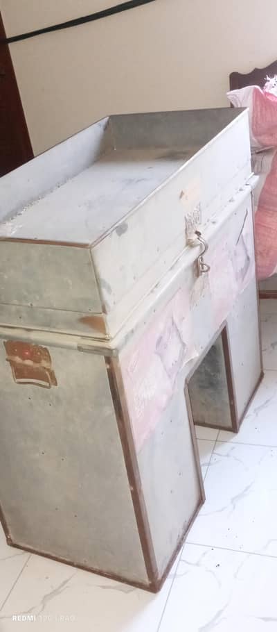 sale Man Iron Box