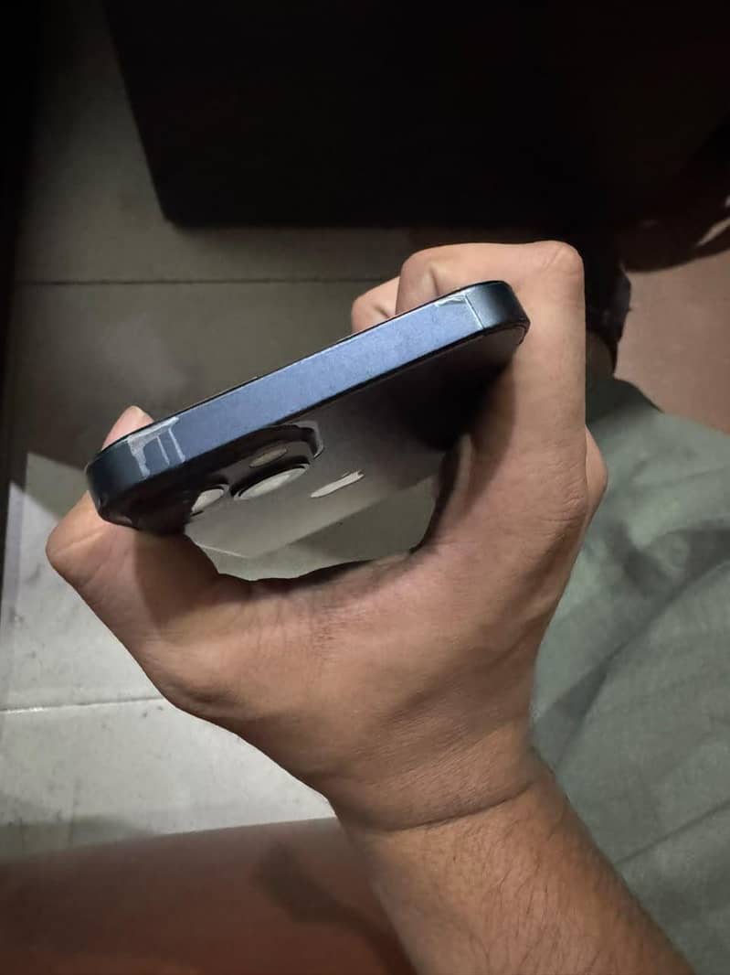 Apple iPhone 13 5