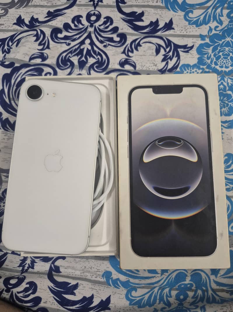 Apple iPhone 16e 1