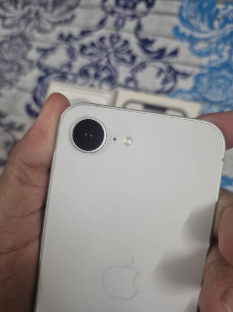 Apple iPhone 16e 3