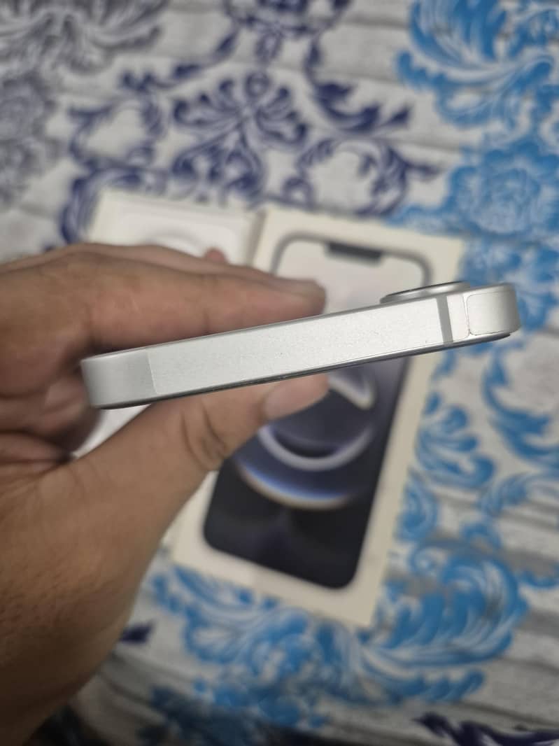Apple iPhone 16e 4