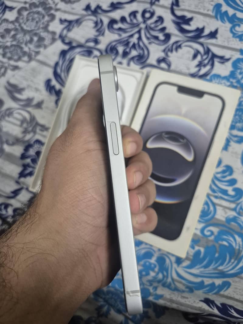 Apple iPhone 16e 5