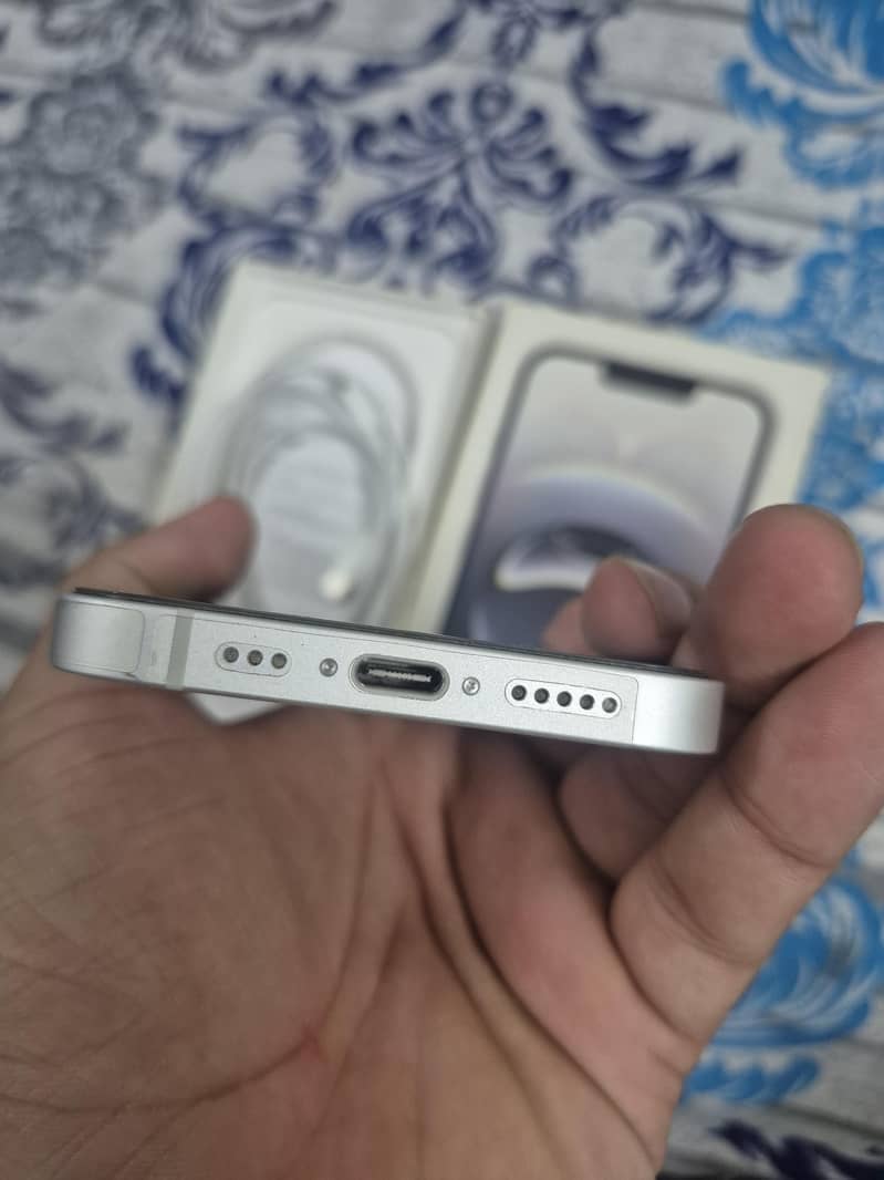 Apple iPhone 16e 6