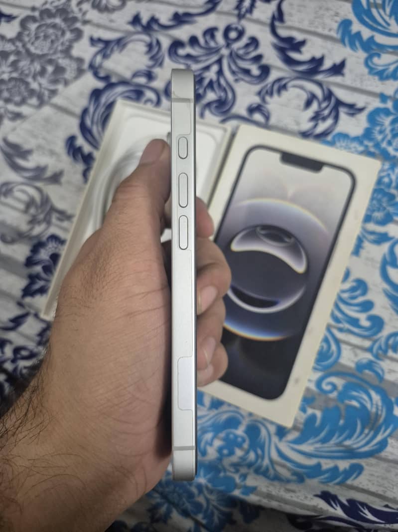 Apple iPhone 16e 7