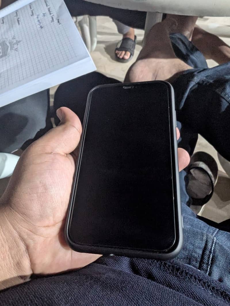 Apple iPhone 11 4