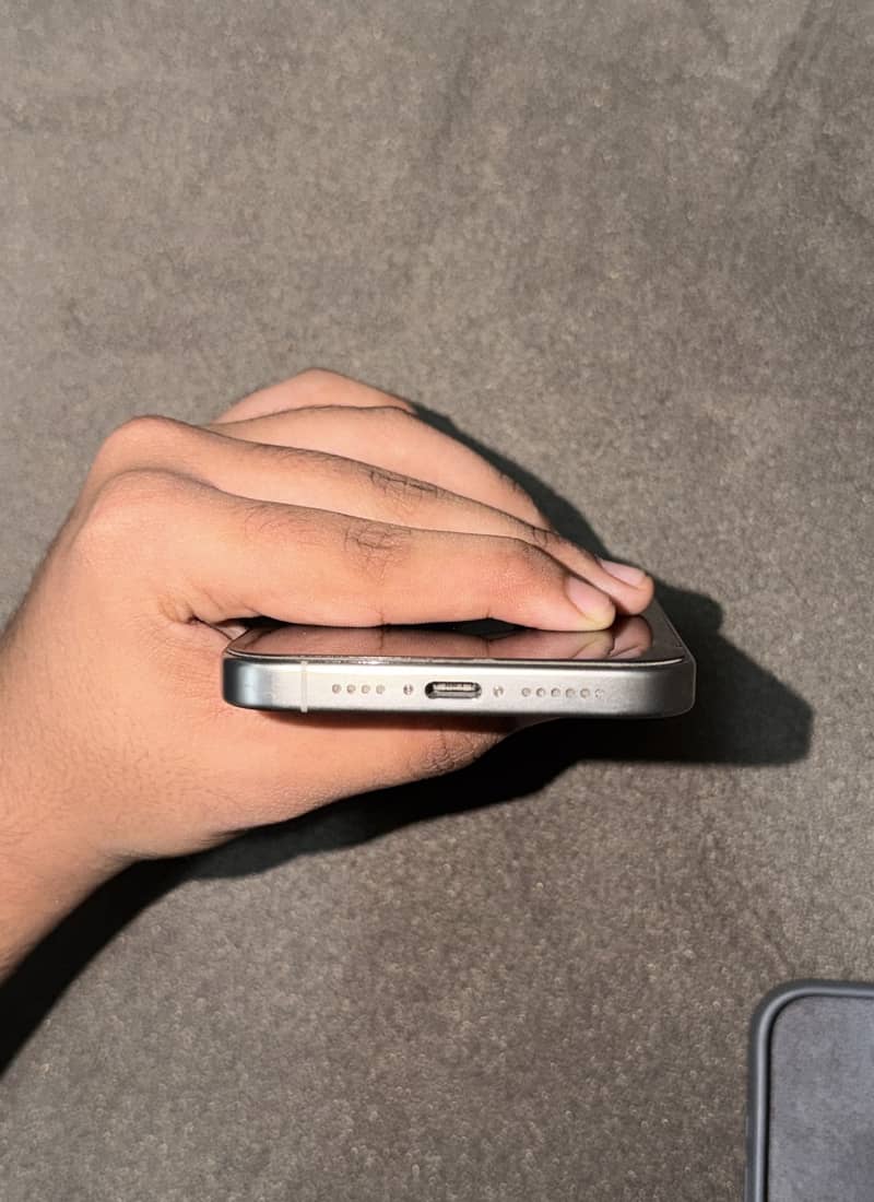 Apple iPhone 15 Pro Max 4