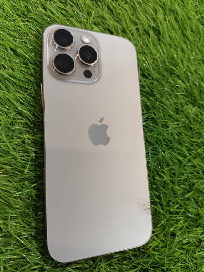 Apple iPhone 16 Pro Max 3