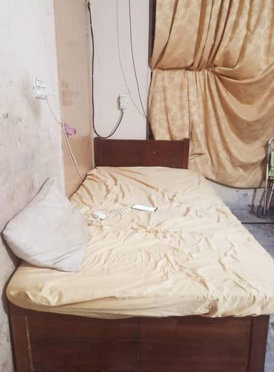 singel bed with matress in very good comdition