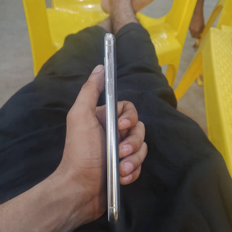 Apple iPhone 11 Pro Max 2