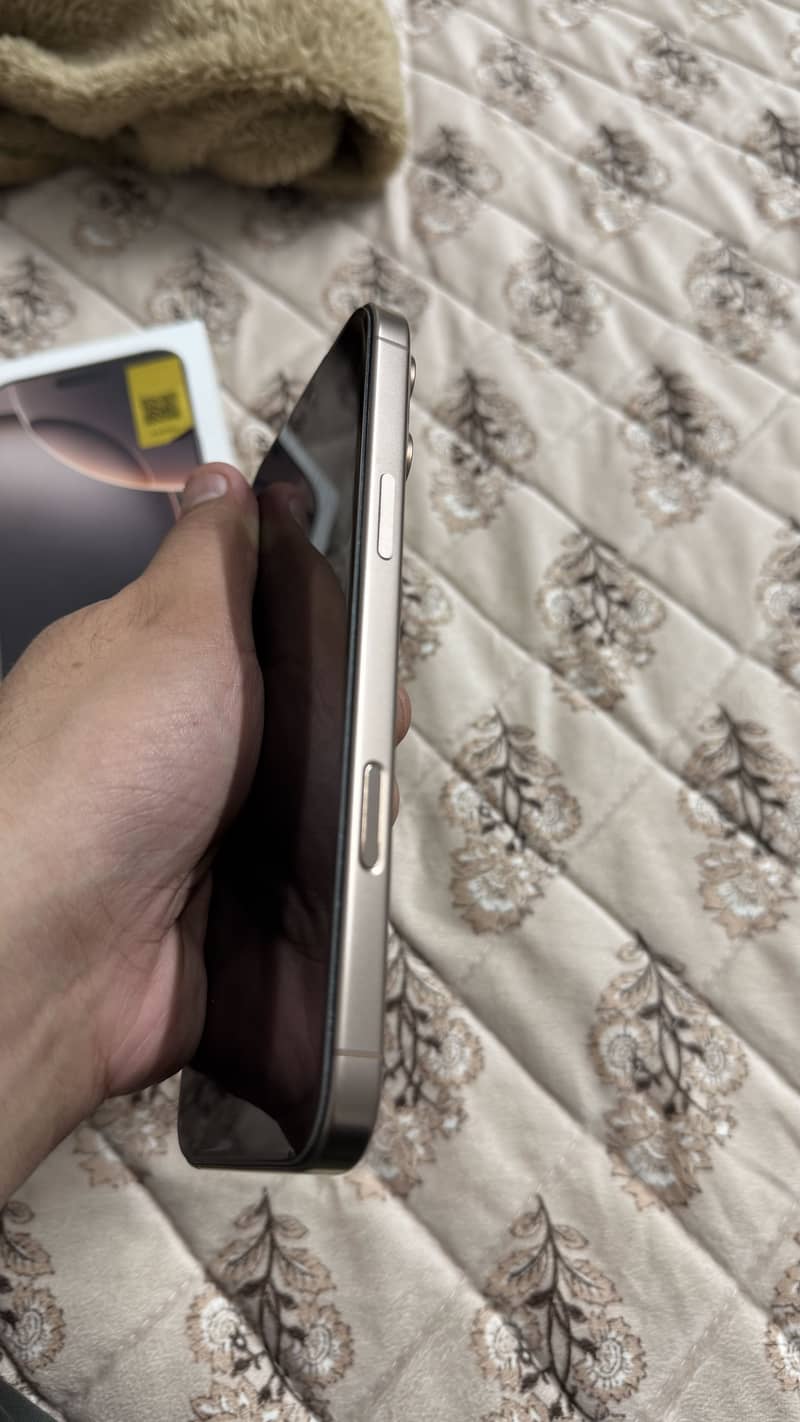 Apple iPhone 16 Pro Max 1