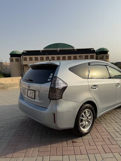 Toyota Prius Alpha 2011