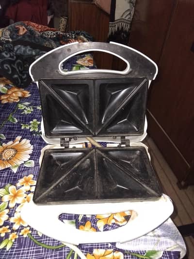 Sandwich toaster in working condition
