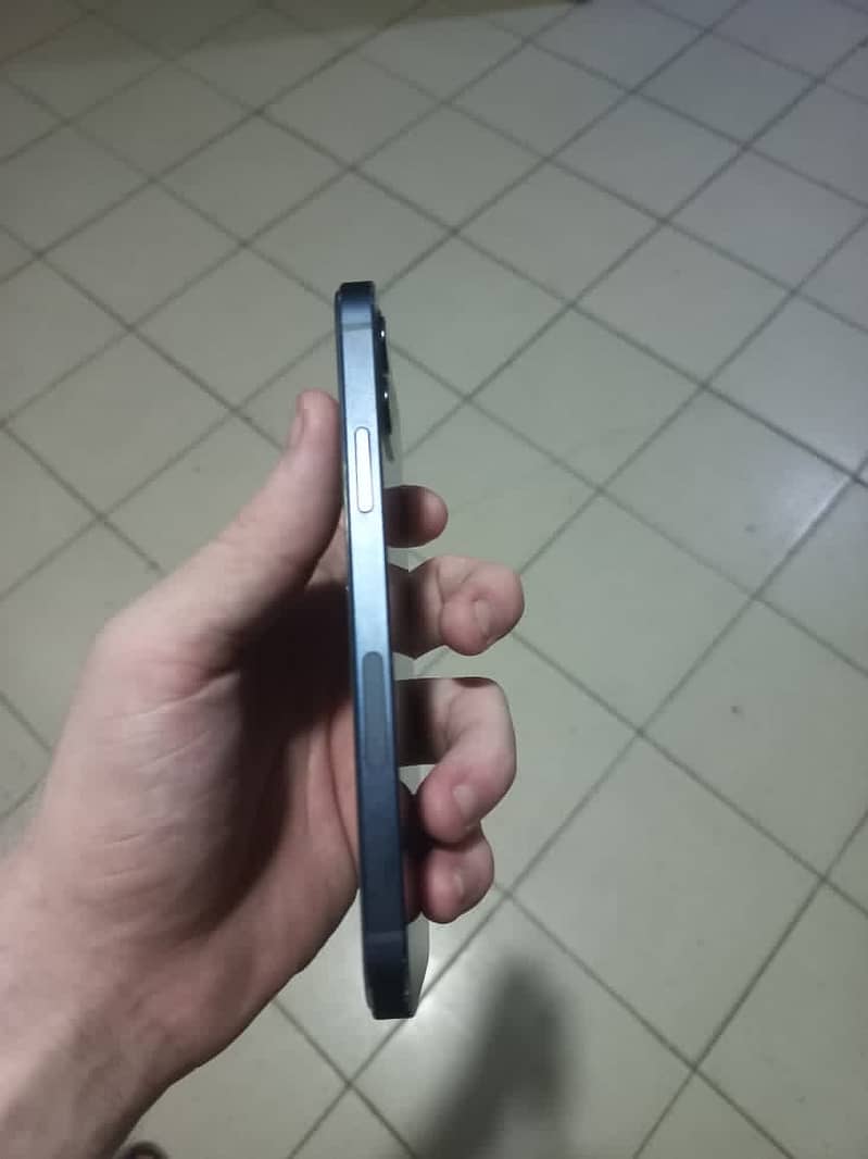 Apple iPhone 12 4