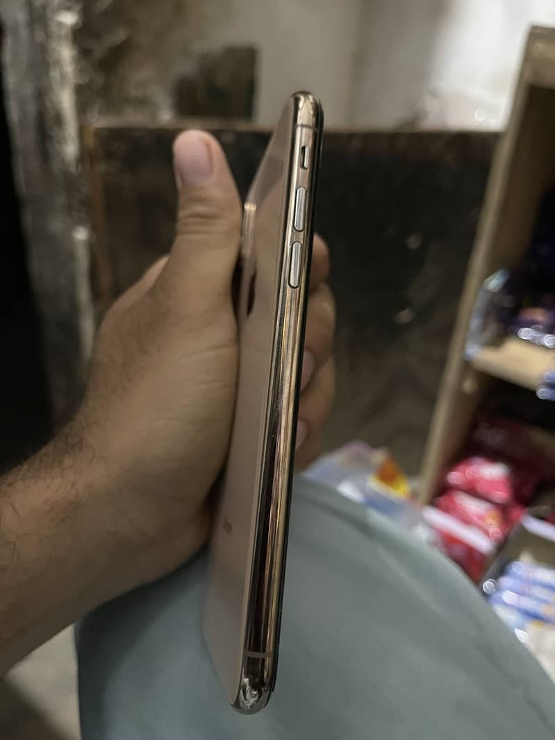 Apple iPhone XS 4