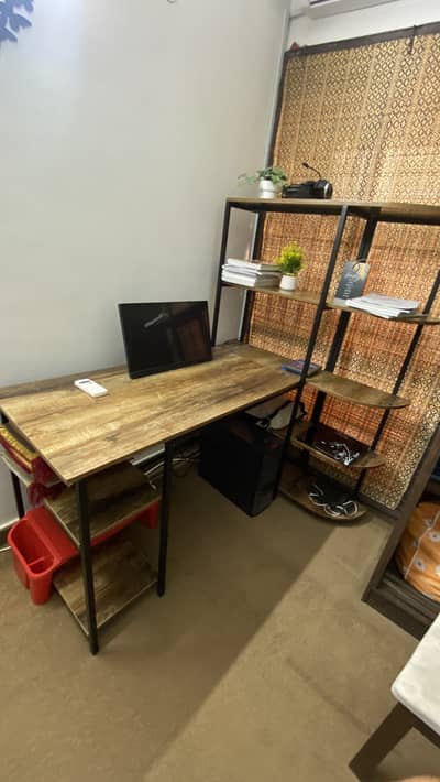 workstation / computer table