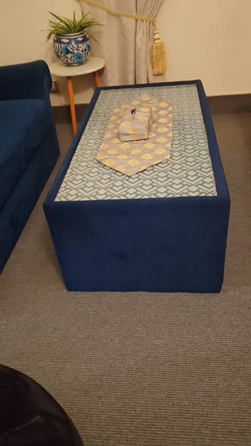 Sofa / bean bag / Table 2