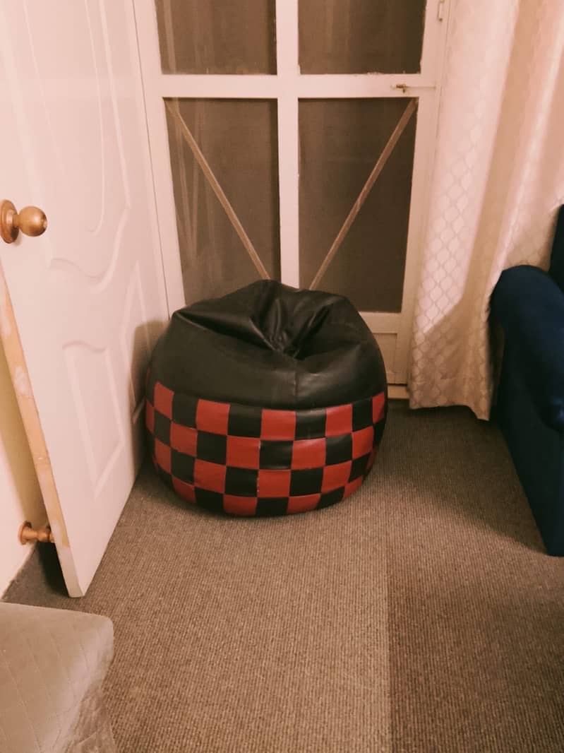 Sofa / bean bag / Table 4